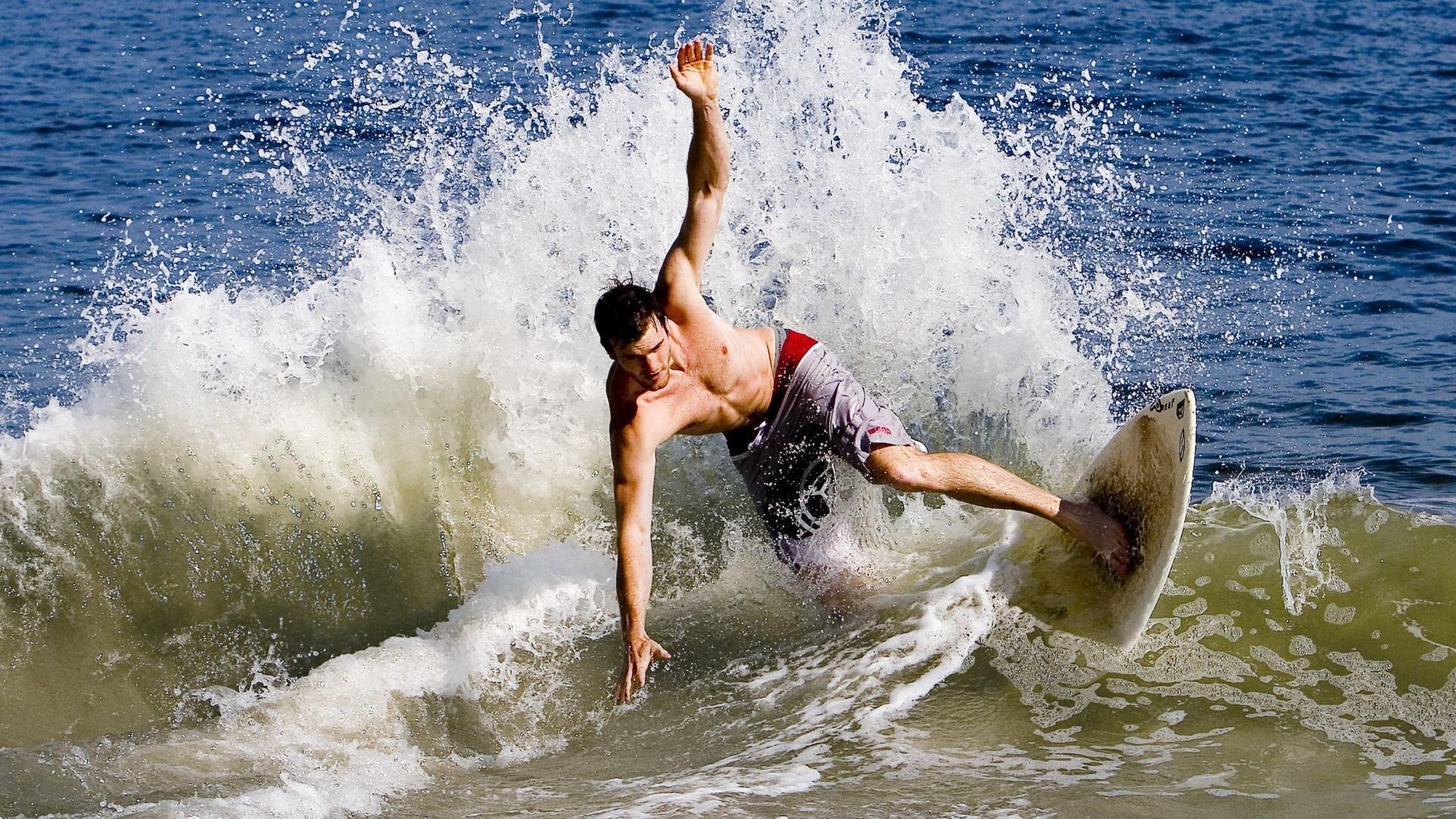 队长动作与赛场调度成讨论点，队长比赛